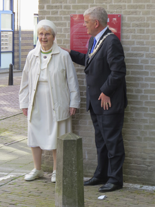872124 Afbeelding van Zuster Van Dijck en burgemeester Jan van Zanen, na de onthulling van het uitlegbord van de ...